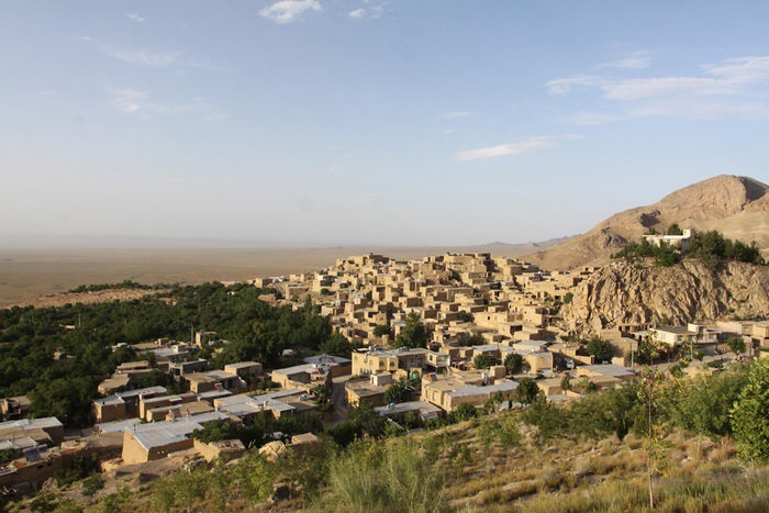 Qale Bala, Oasis in a desert